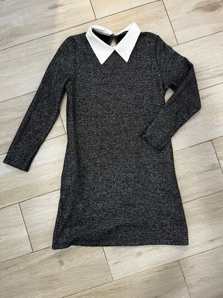 Vestido negro brillante con cuello blanco