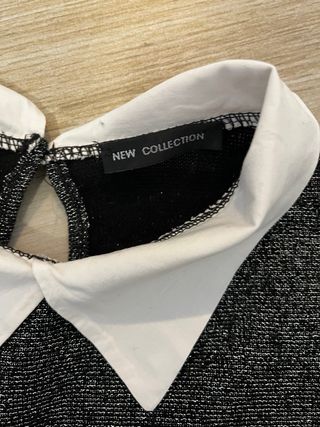 Vestido negro brillante con cuello blanco