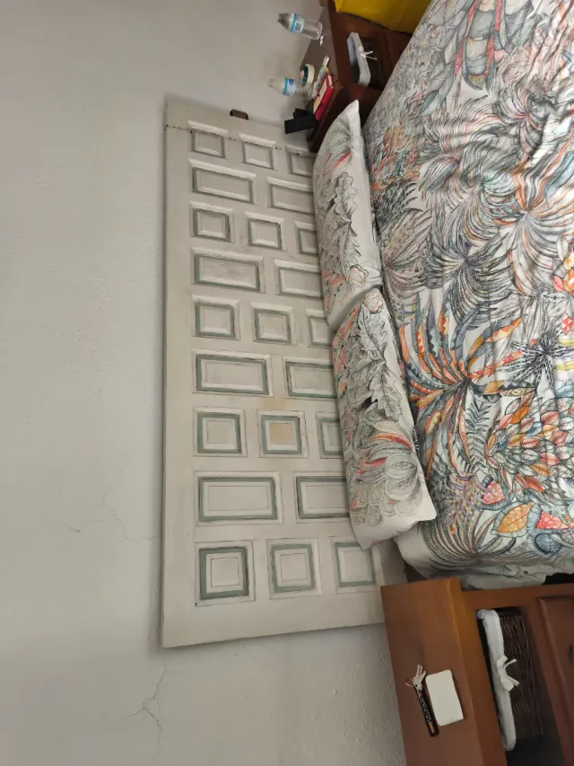 Cabecero de puerta blanco y gris