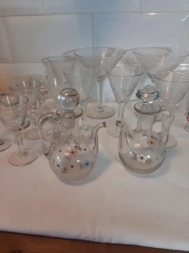 Aceiteras antiguas  y restos de cristalería tallad