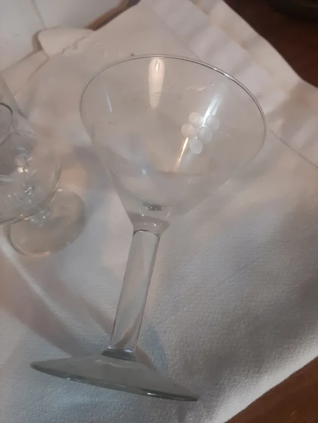 Aceiteras antiguas  y restos de cristalería tallad