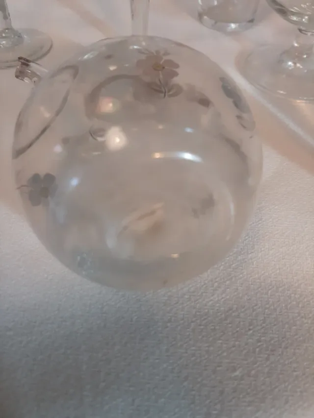 Aceiteras antiguas  y restos de cristalería tallad