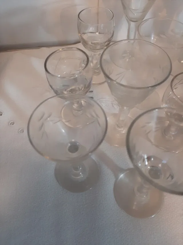 Aceiteras antiguas  y restos de cristalería tallad