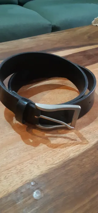 Cinturón de cuero negro