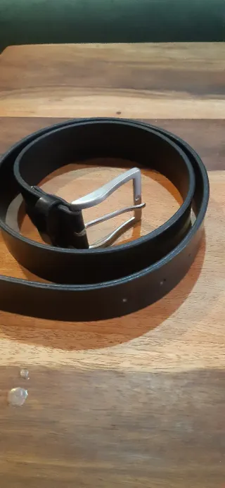 Cinturón de cuero negro