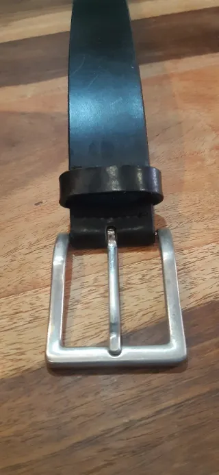 Cinturón de cuero negro