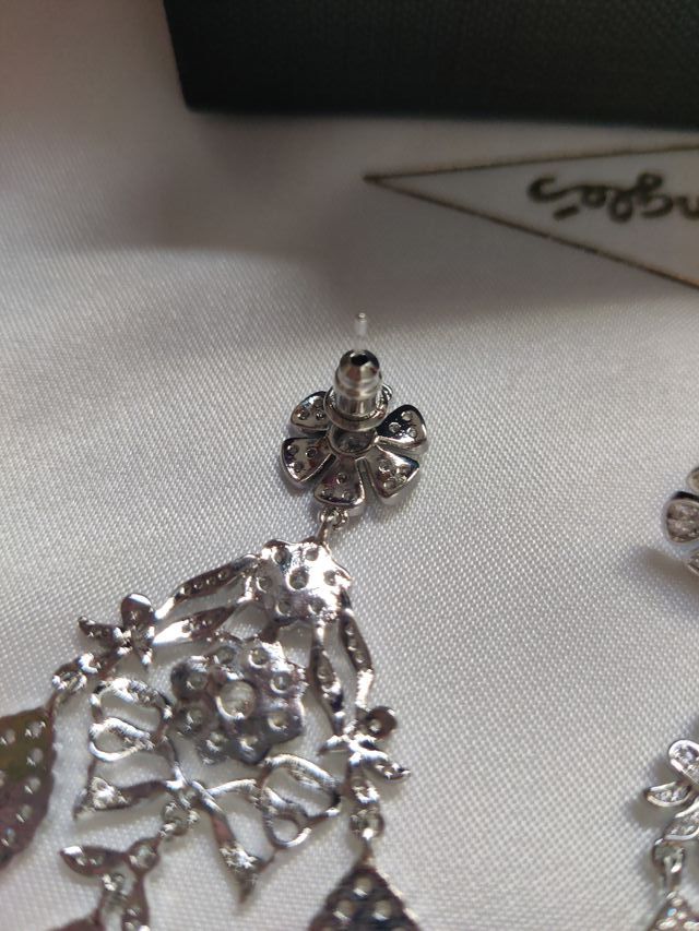 Pendientes plateados con cristales