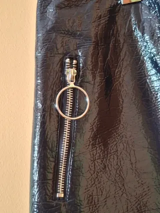 Minifalda efecto piel con cremalleras