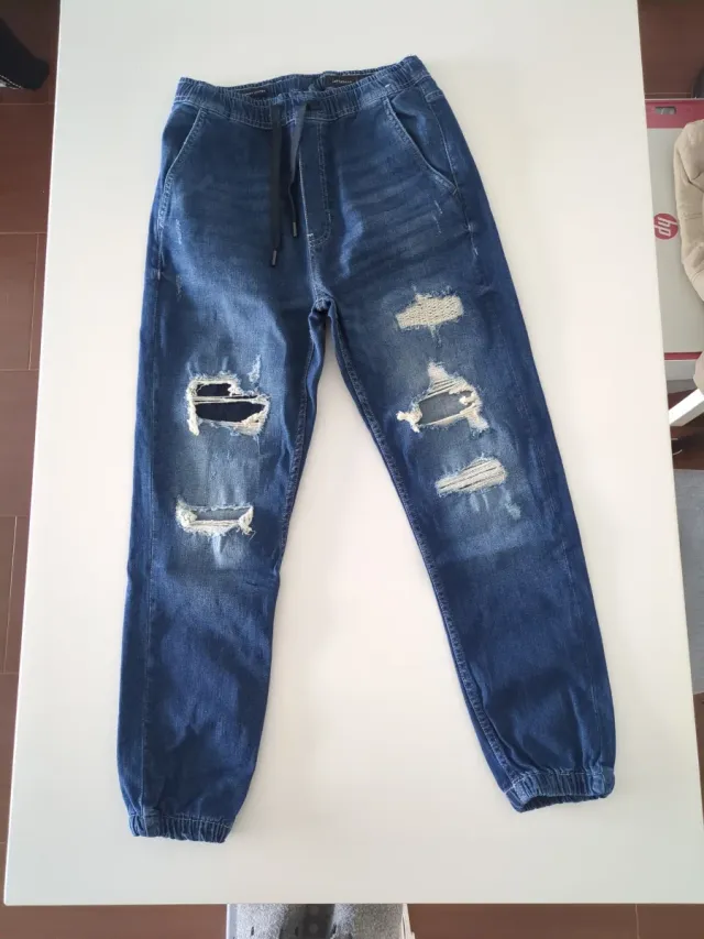 Pantalón vaquero elástico desgastado