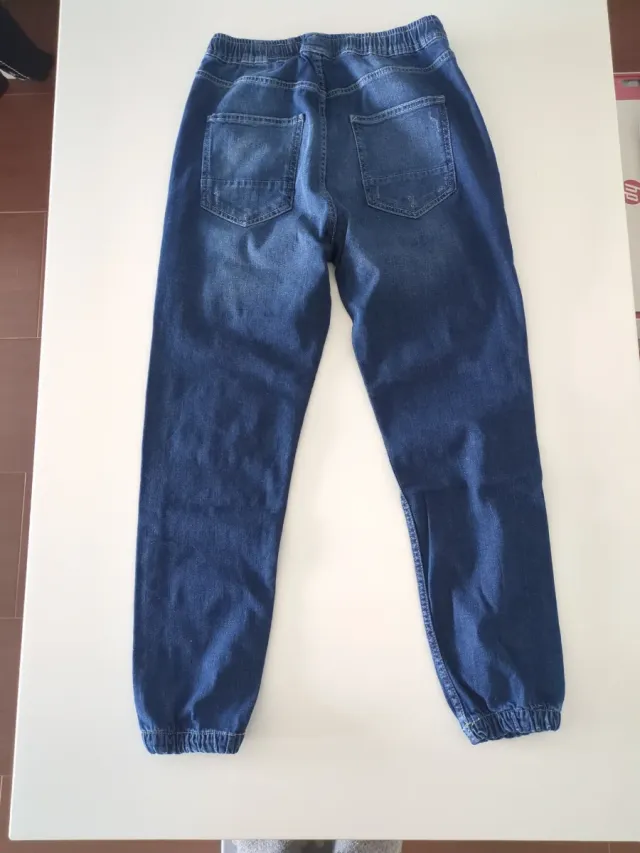 Pantalón vaquero elástico desgastado