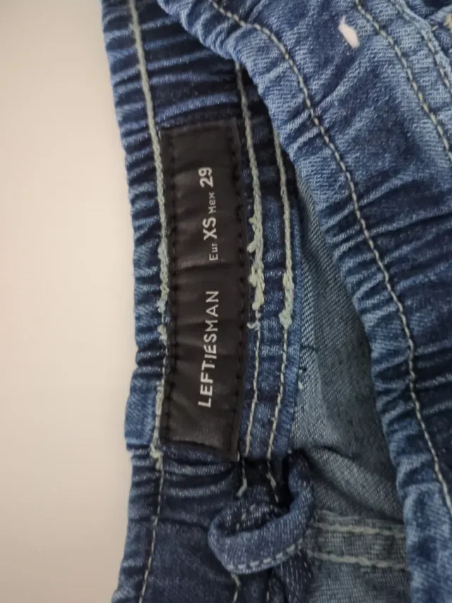 Pantalón vaquero elástico desgastado