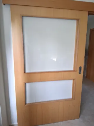 Puerta corredera madera con cristal