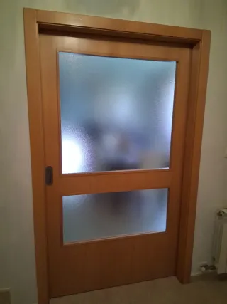 Puerta corredera madera con cristal