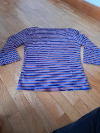 Camiseta rayas cuello barco manga francesa.