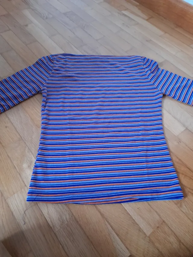 Camiseta rayas cuello barco manga francesa.