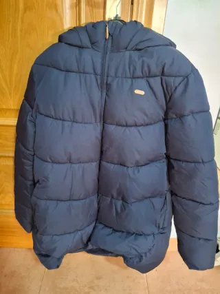 Anorak azul marino con capucha