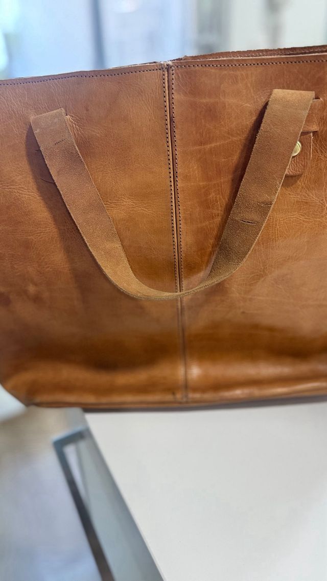 Bolso de cuero marrón con tachuelas