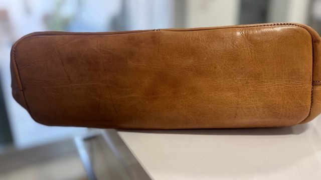 Bolso de cuero marrón con tachuelas