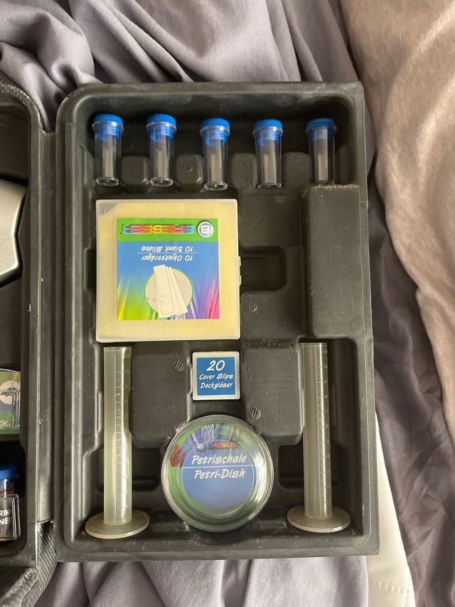 Microscopio Bresser con accesorios