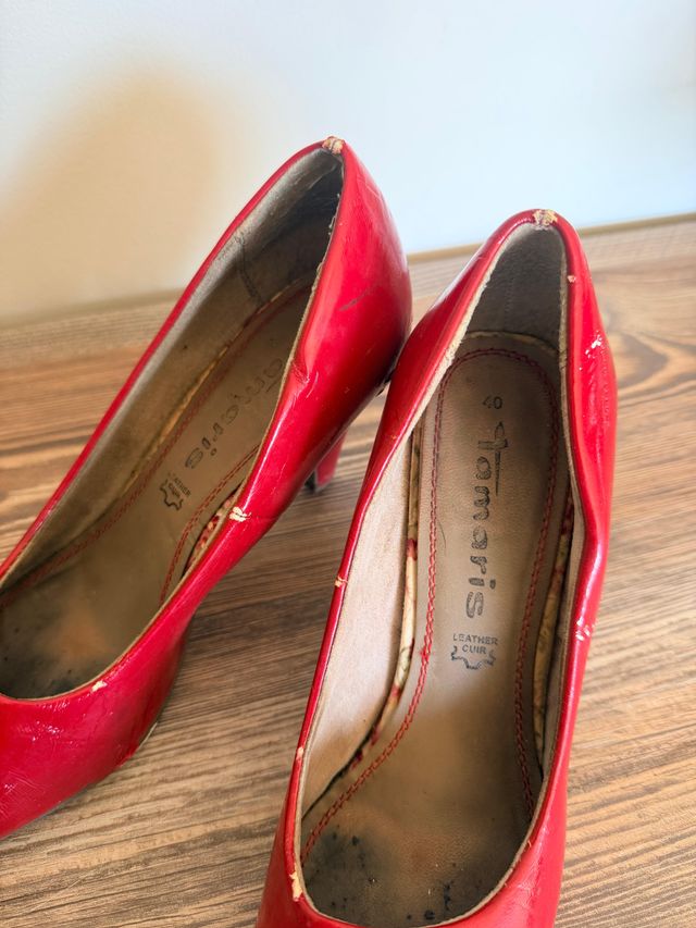Tacones rojos Tamaris para customización DIY