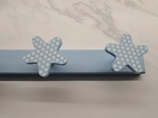 Perchero infantil 4 estrellas madera azul.