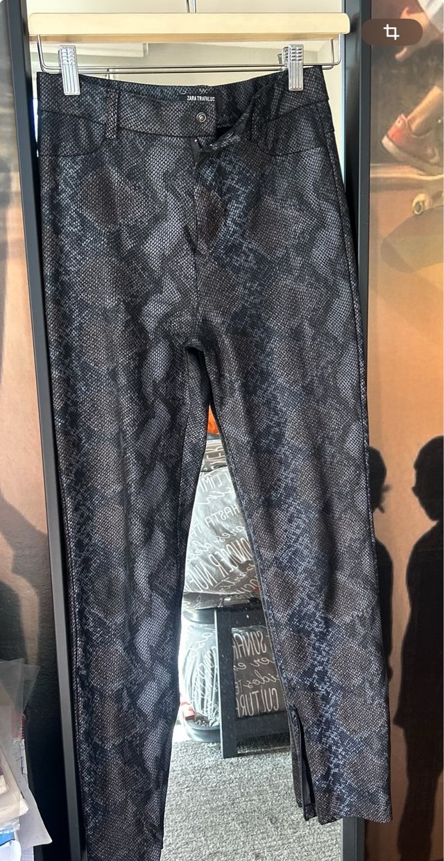 Pantalón legging estampado serpiente Zara