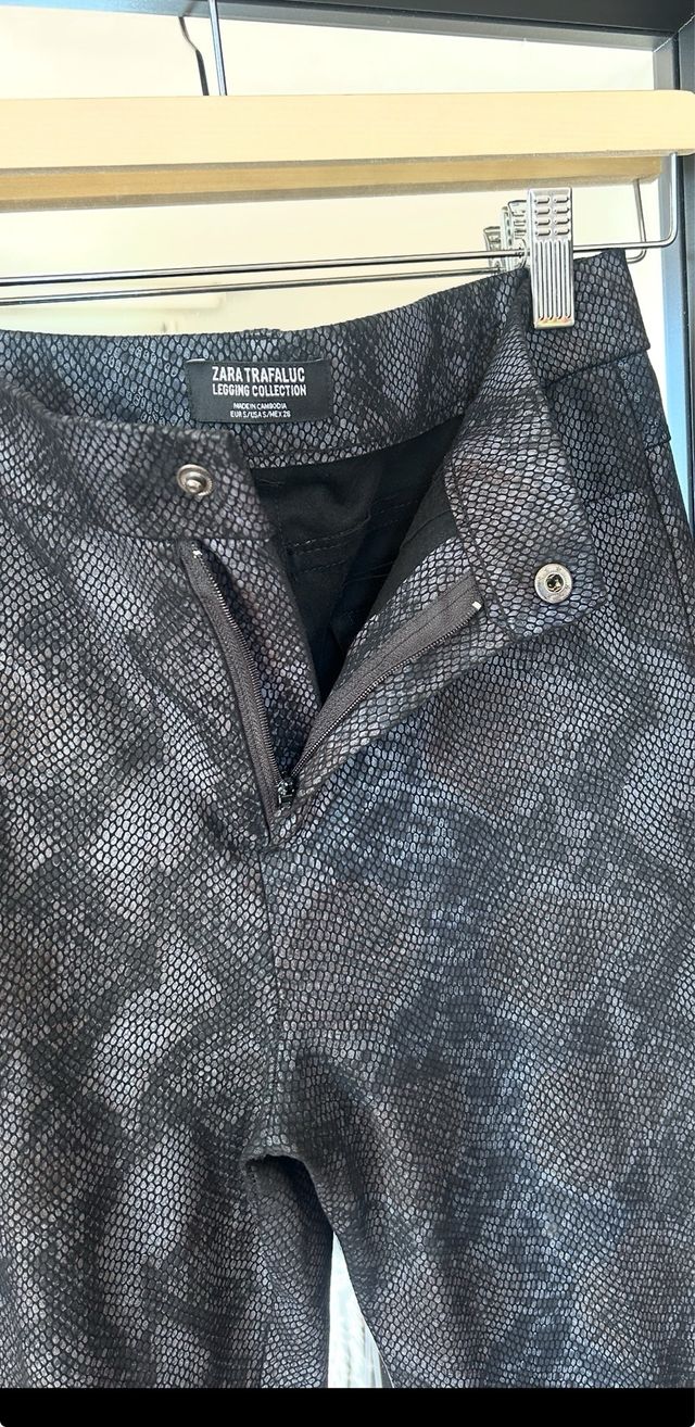 Pantalón legging estampado serpiente Zara