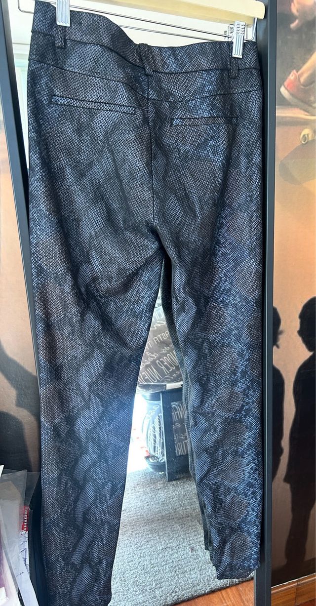 Pantalón legging estampado serpiente Zara