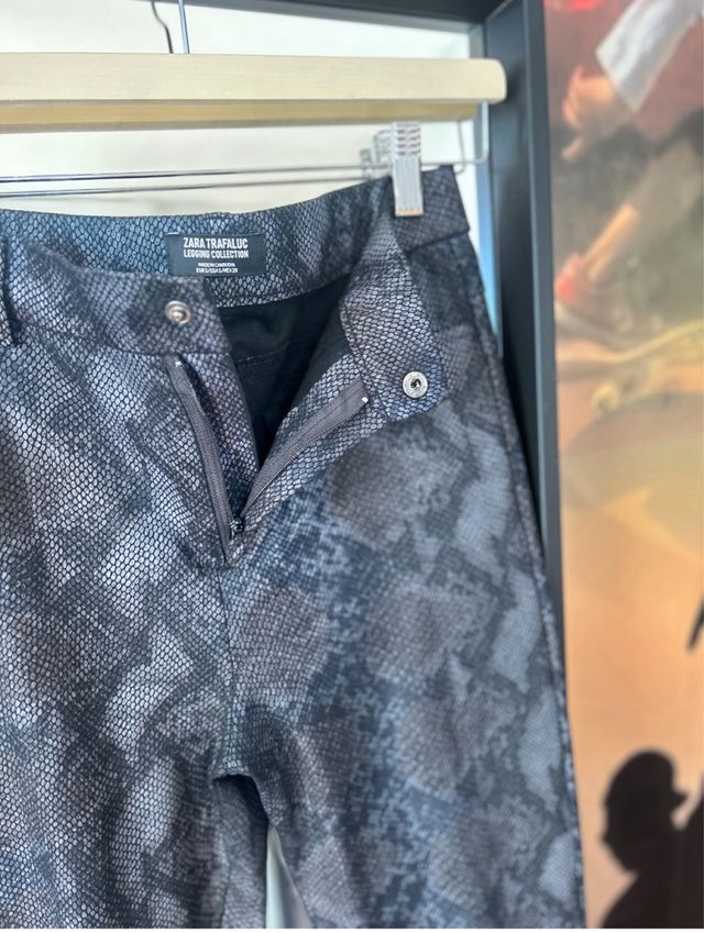 Pantalón legging estampado serpiente Zara