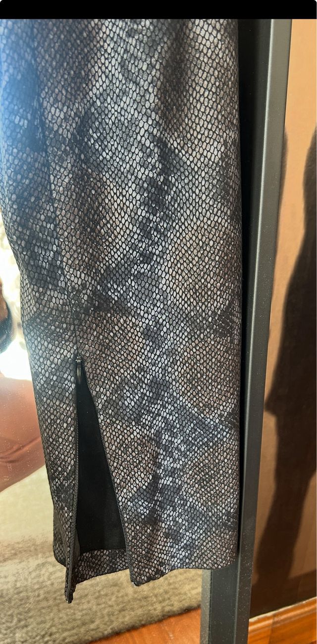 Pantalón legging estampado serpiente Zara