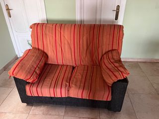 Sofá de tela y mimbre naranja y negro