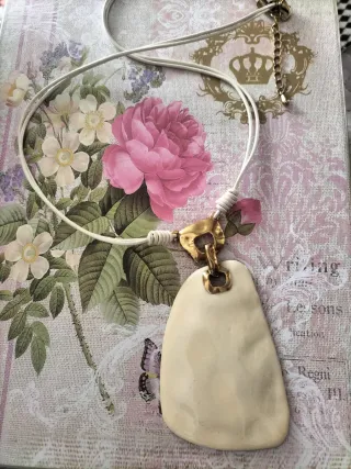 Collar largo beige y dorado envejecido.