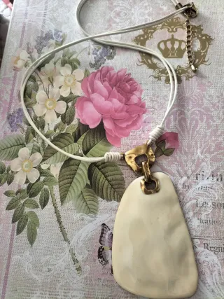 Collar largo beige y dorado envejecido.