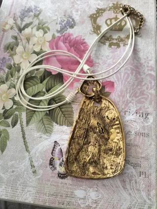 Collar largo beige y dorado envejecido.