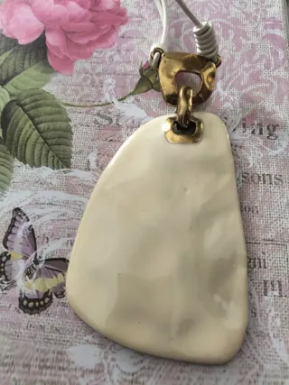 Collar largo beige y dorado envejecido.