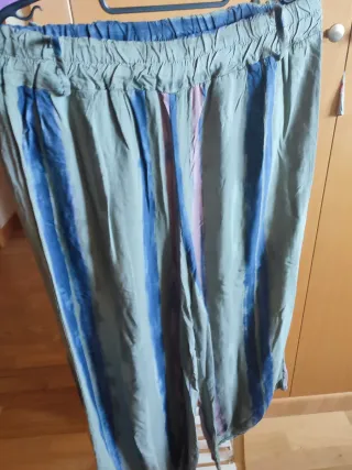 Pantalón fluido estampado rayas
