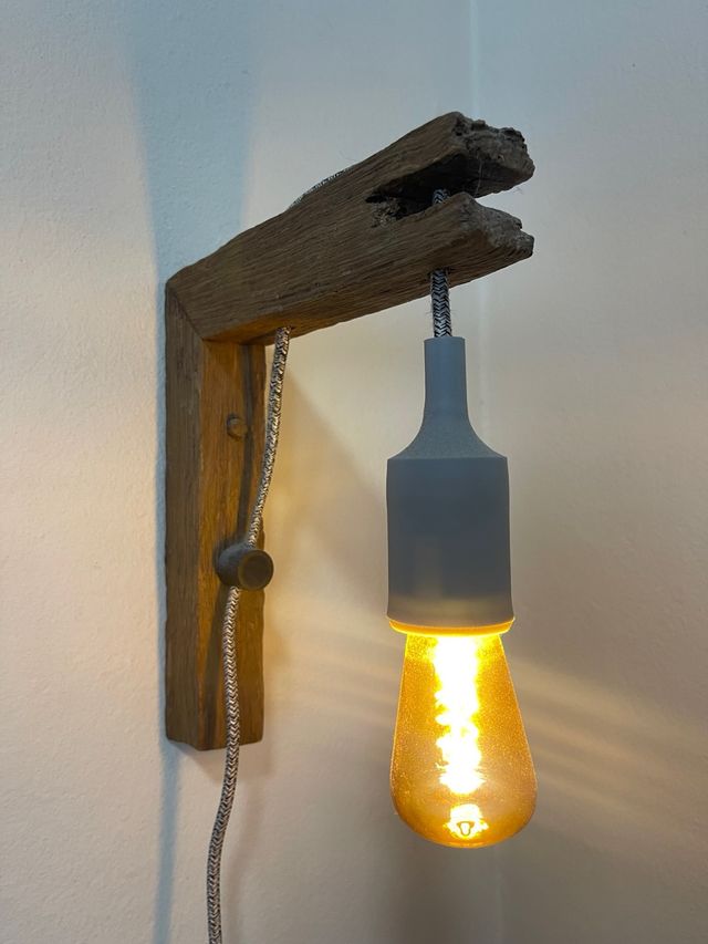 Lámpara de pared rústica madera.