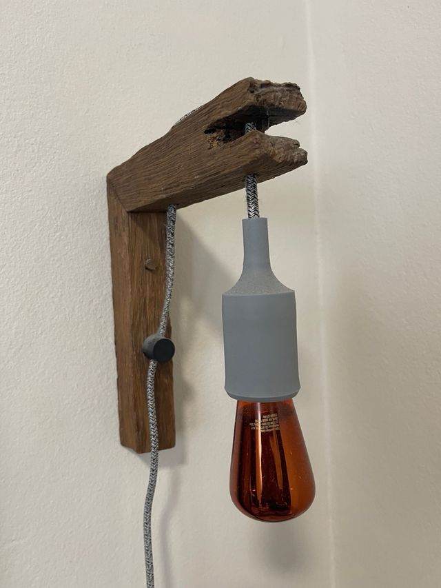 Lámpara de pared rústica madera.