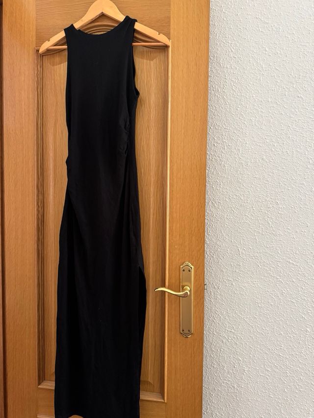 Vestido negro largo con abertura