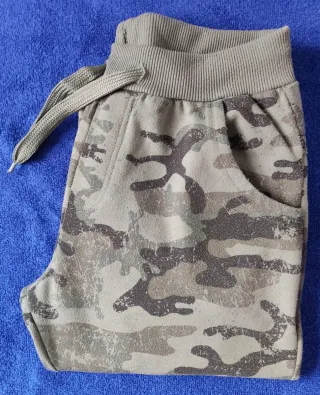 Pantalón chándal de camuflaje.