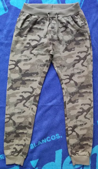 Pantalón chándal de camuflaje.