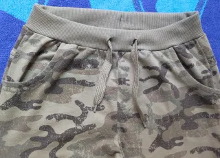 Pantalón chándal de camuflaje.