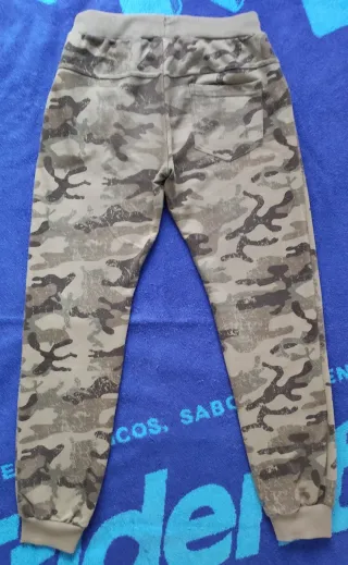 Pantalón chándal de camuflaje.