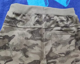 Pantalón chándal de camuflaje.