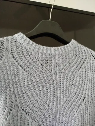 Maglioncino azzurro lavorato e traforato