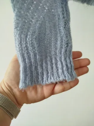 Maglioncino azzurro lavorato e traforato