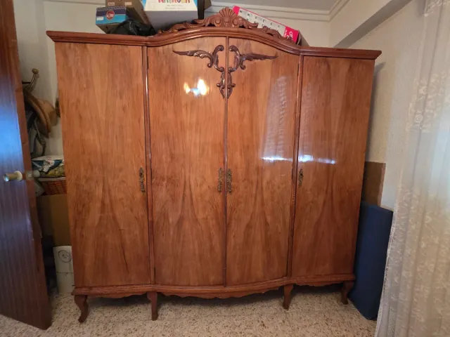 Armario antiguo de madera