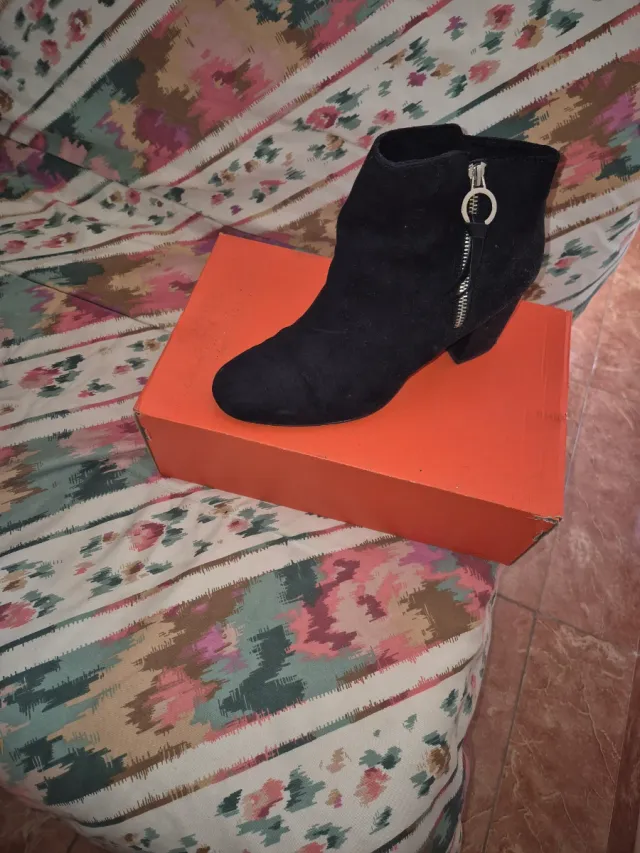 Botines negros con cremallera