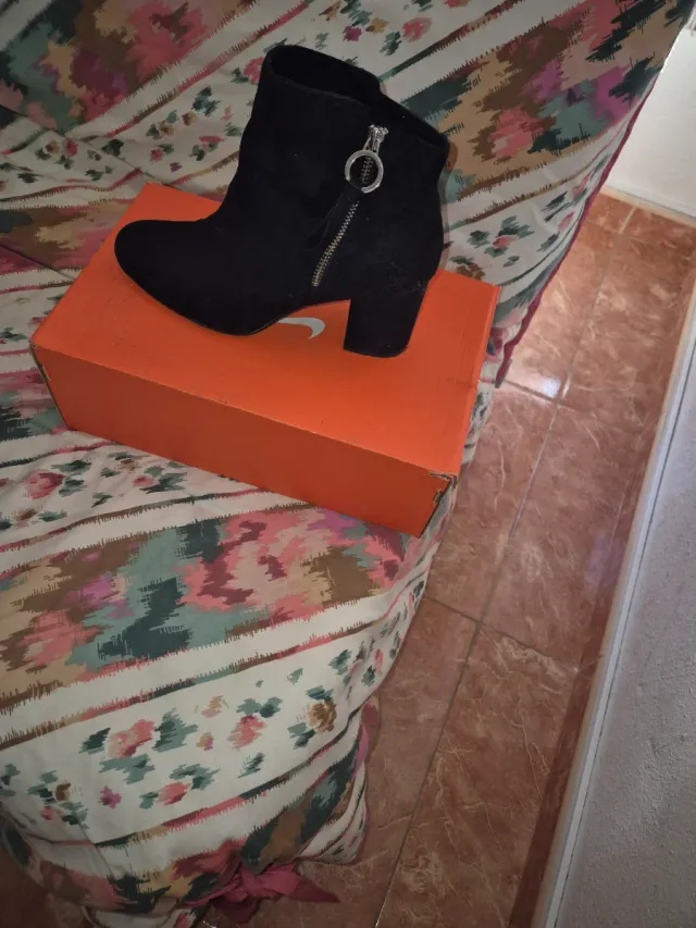 Botines negros con cremallera