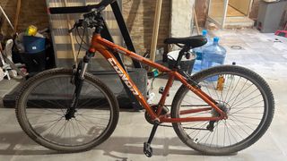 Bicicleta de montaña naranja